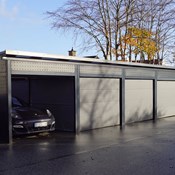 PLAN Garagenanlage pulverbeschichtet mit Seitenwänden aus Lochblechplatten und Sektionaltoren