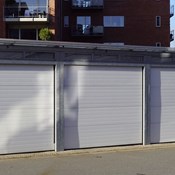 PLAN Garagenanlage pulverbeschichtet mit Seitenwänden aus Lochblechplatten und Sektionaltoren