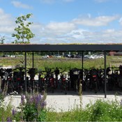 Stilvolle KUBIC-Fahrradüberdachung mit Platz für 40 Fahrräder und Sedum-Pflanzen auf dem Dach.