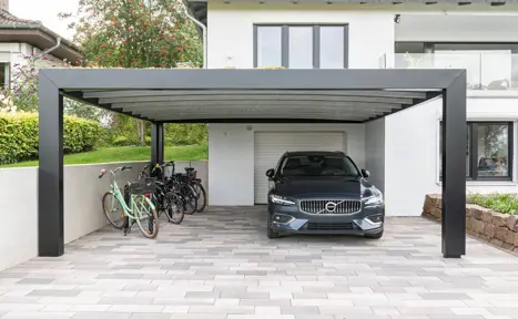 KUBIC Carport am Haus schwarz lackiert mit Dachbegrünung aus Sedum