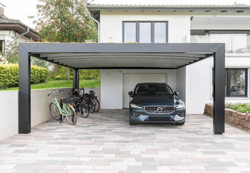 KUBIC Carport am Haus schwarz lackiert mit Dachbegrünung aus Sedum