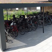 Fahrradüberdachung mit Platz für 40 Fahrräder. Vertikale Holzlamellen als Seitenverkleidung