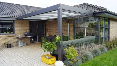 Schwarz lackierte UNA-Terrassenüberdachung mit Seitenverglasung, montiert an Konsole