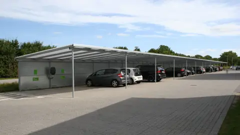 PLAN Carportanlaeg Med Hulpladebeklaedning Og Ladestander