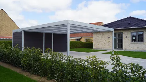 Metallcarport modern, Modell UNA, mit Geräteschuppen. Platz für zwei Autos