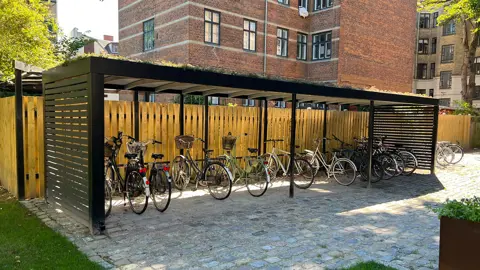 UNA – pulverbeschichtete Fahrradunterstand mit Sedum-Dach